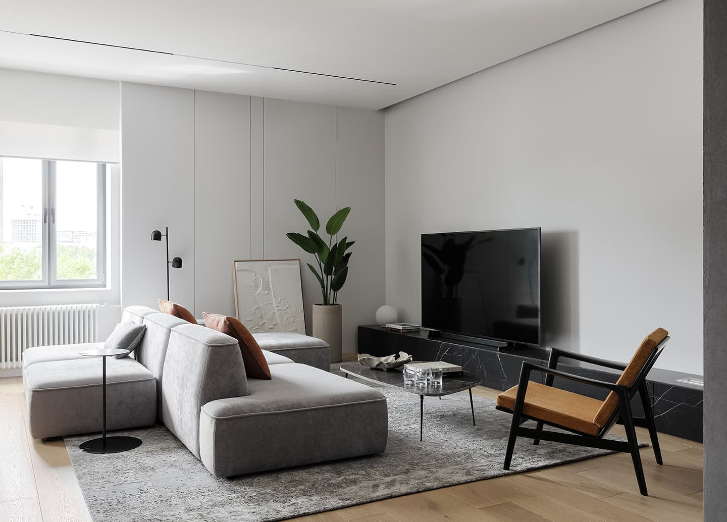 Контрастный интерьер с архитектурным зонированием для любителей путешествий – проект студии A&ES