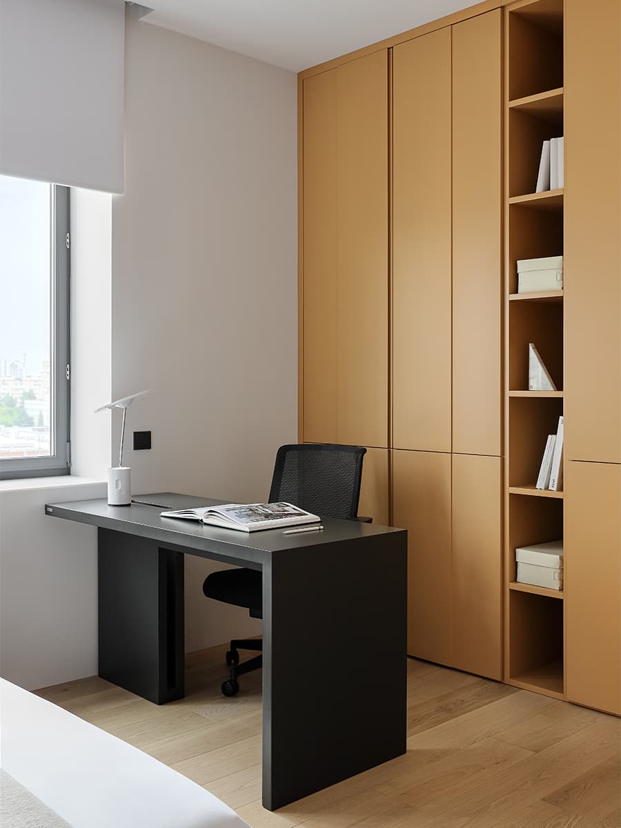 Контрастный интерьер с архитектурным зонированием для любителей путешествий – проект студии A&ES