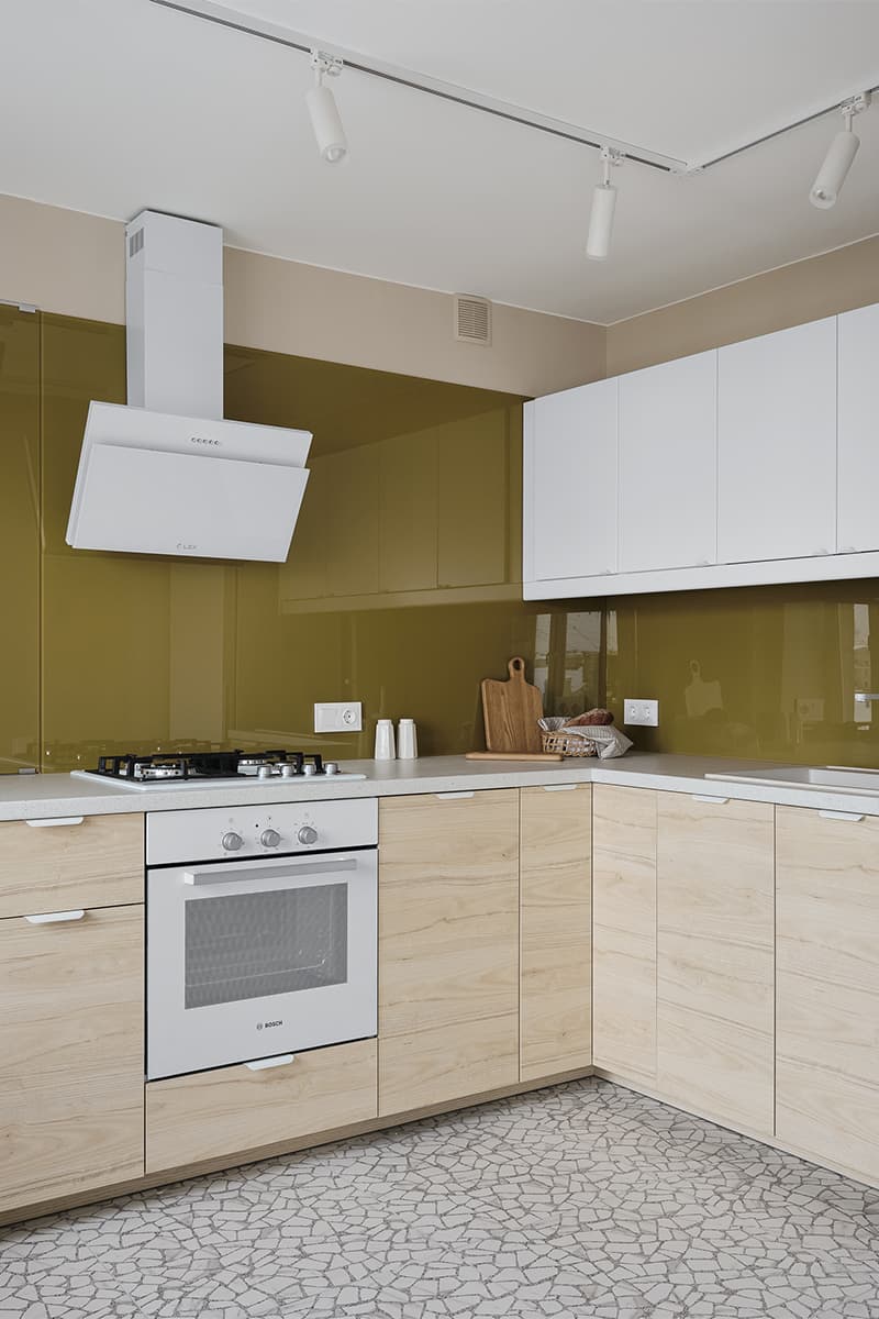 Светлый интерьер квартиры для сдачи в аренду с оливковыми и горчичными акцентами – проект LIVET Architects