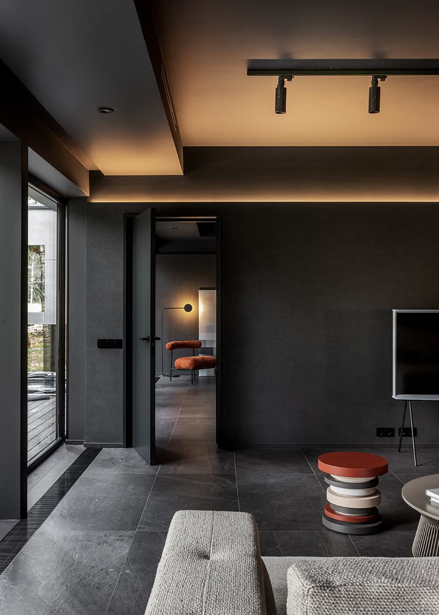 Total black интерьер для просторного загородного дома – проект ZROBIM architects