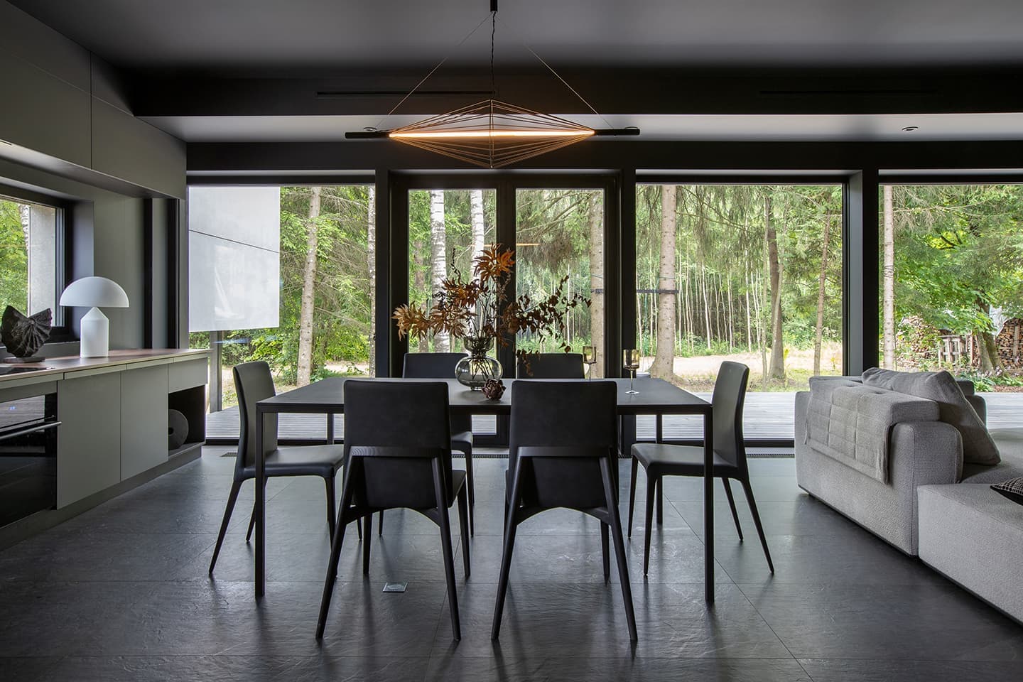 Total black интерьер для просторного загородного дома – проект ZROBIM architects