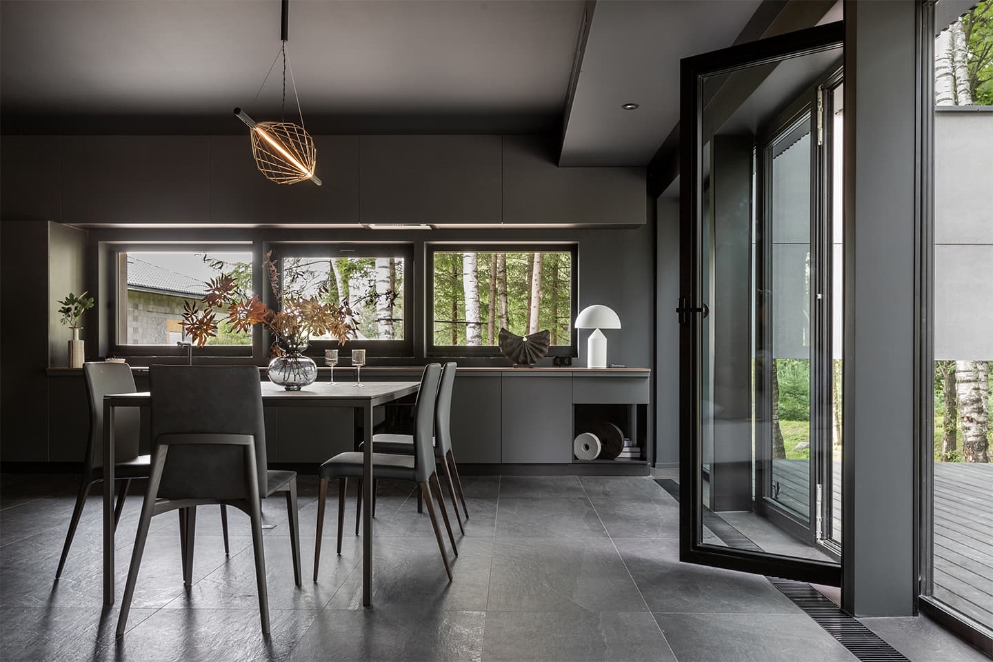 Total black интерьер для просторного загородного дома – проект ZROBIM architects