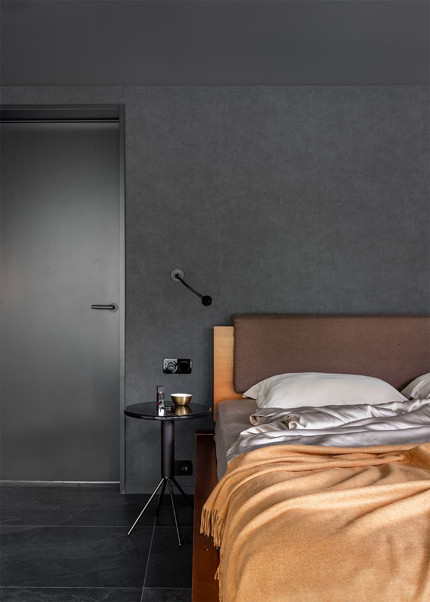 Total black интерьер для просторного загородного дома – проект ZROBIM architects