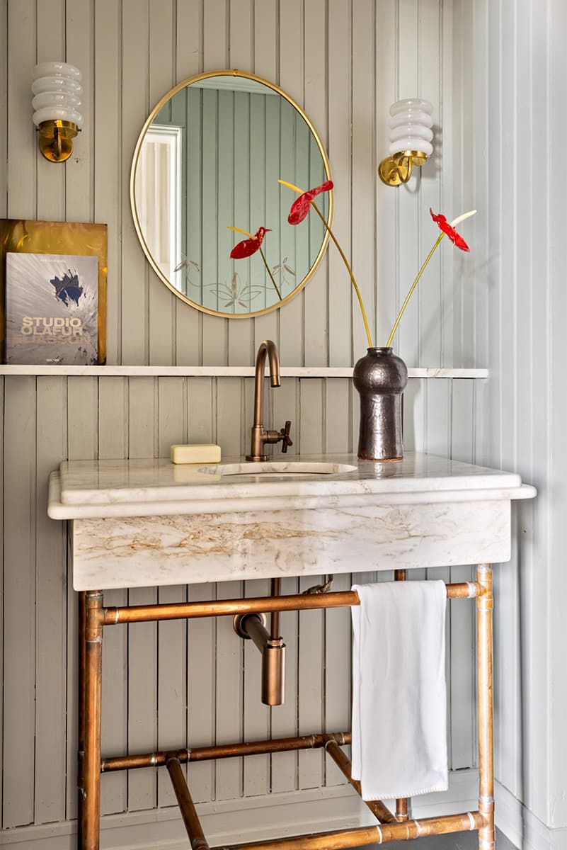 Ломаные линии, стекло и предметы искусства в интерьере бразильского пентхауса – проект Memola Estudio