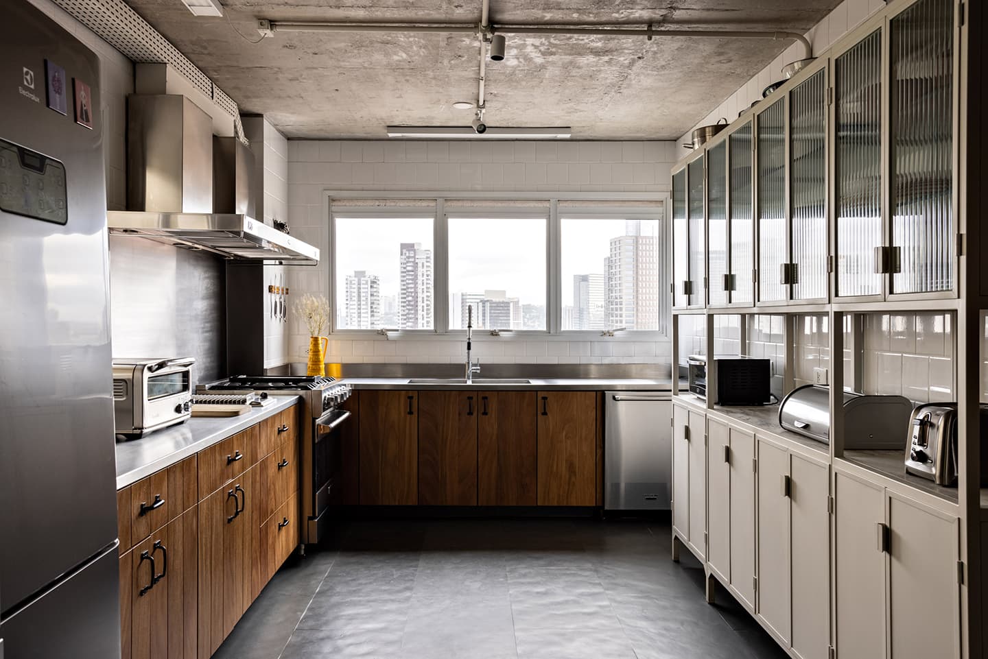 Ломаные линии, стекло и предметы искусства в интерьере бразильского пентхауса – проект Memola Estudio