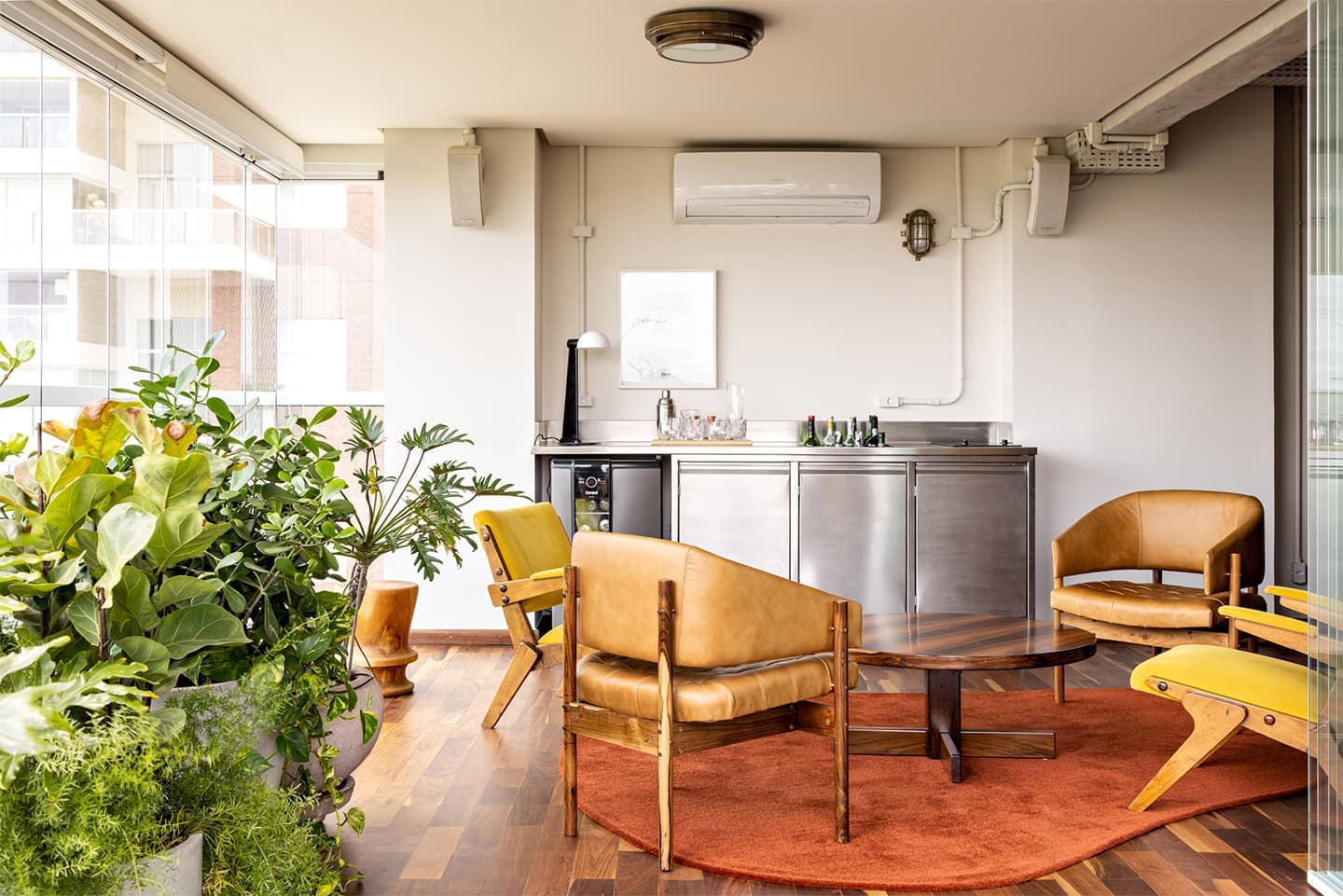 Ломаные линии, стекло и предметы искусства в интерьере бразильского пентхауса – проект Memola Estudio