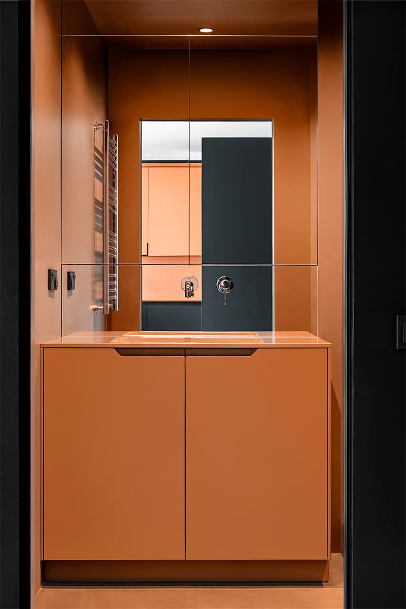 Ода функциональности: color-blocking и продуманные сценарии движения в интерьере минской квартиры – проект Михаила Курносова