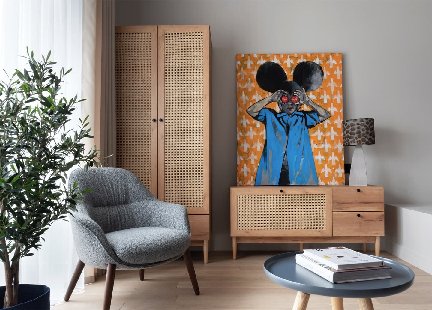 Интерьер компактных апартаментов с яркой ванной комнатой – проект Анны и Дмитрия Коробко