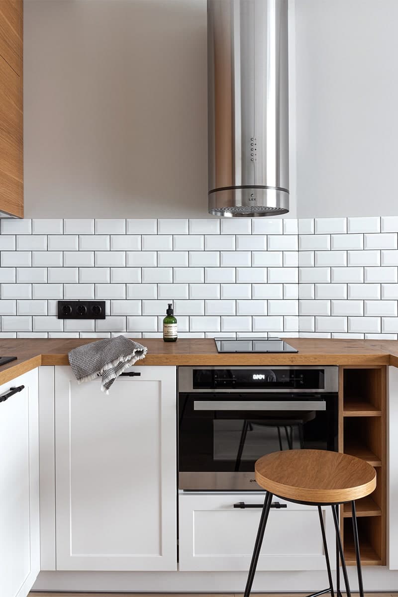 Интерьер компактных апартаментов с яркой ванной комнатой – проект Анны и Дмитрия Коробко