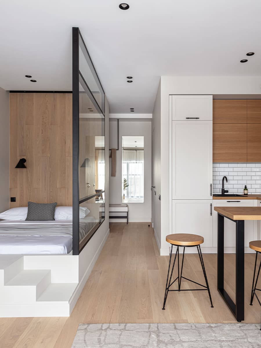 Интерьер компактных апартаментов с яркой ванной комнатой – проект Анны и Дмитрия Коробко