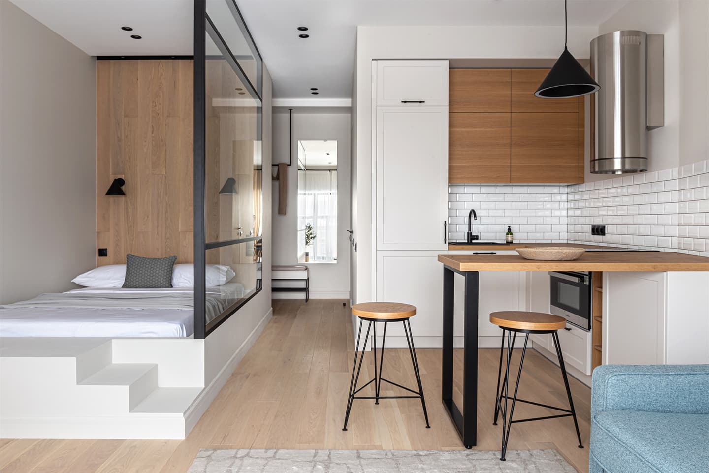 Интерьер компактных апартаментов с яркой ванной комнатой – проект Анны и Дмитрия Коробко