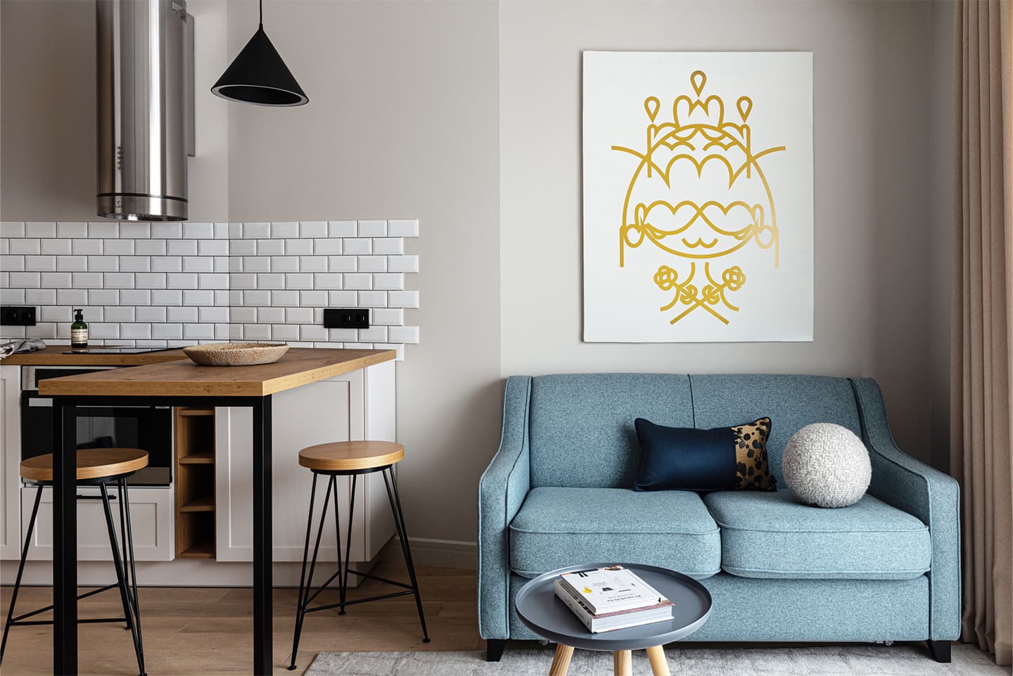 Интерьер компактных апартаментов с яркой ванной комнатой – проект Анны и Дмитрия Коробко