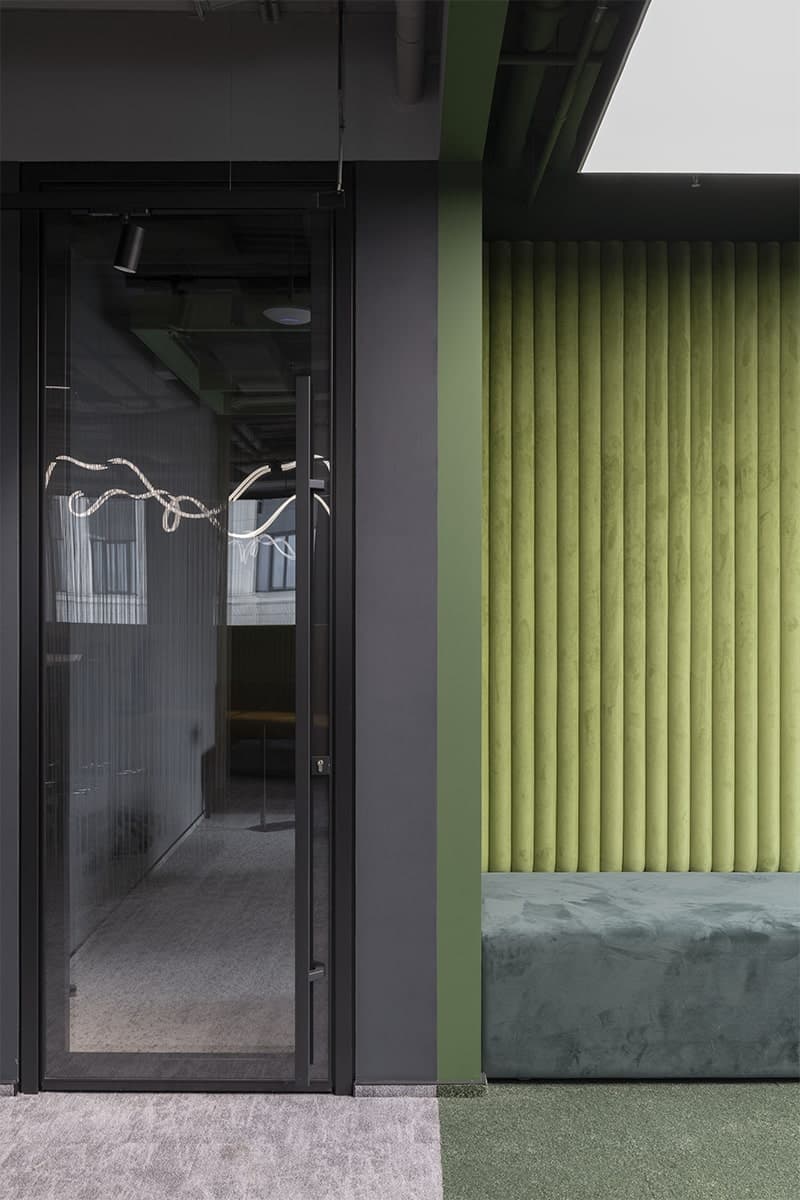 Многоцветный интерьер семиэтажного технологичного офиса в Москве – проект архитектурного бюро T+T Architects