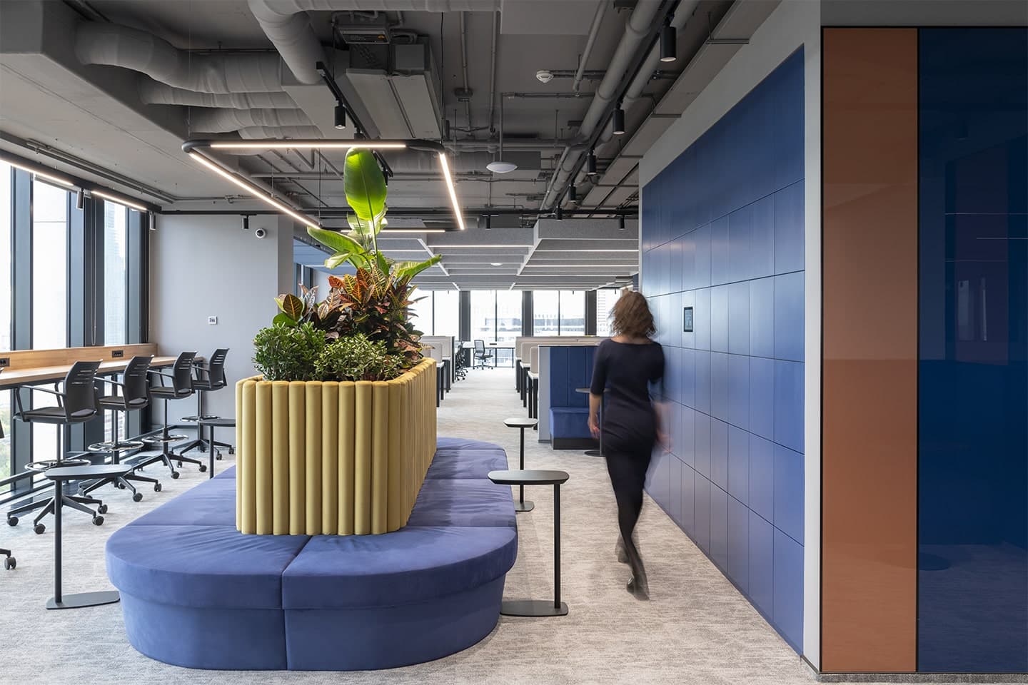 Многоцветный интерьер семиэтажного технологичного офиса в Москве – проект архитектурного бюро T+T Architects