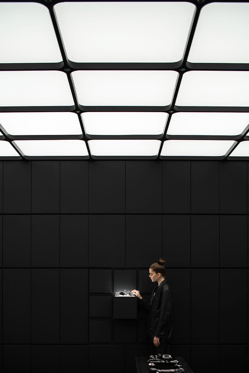 Черно-белая графика в интерьере ювелирного магазина – проект ATMOSPHERE Architects