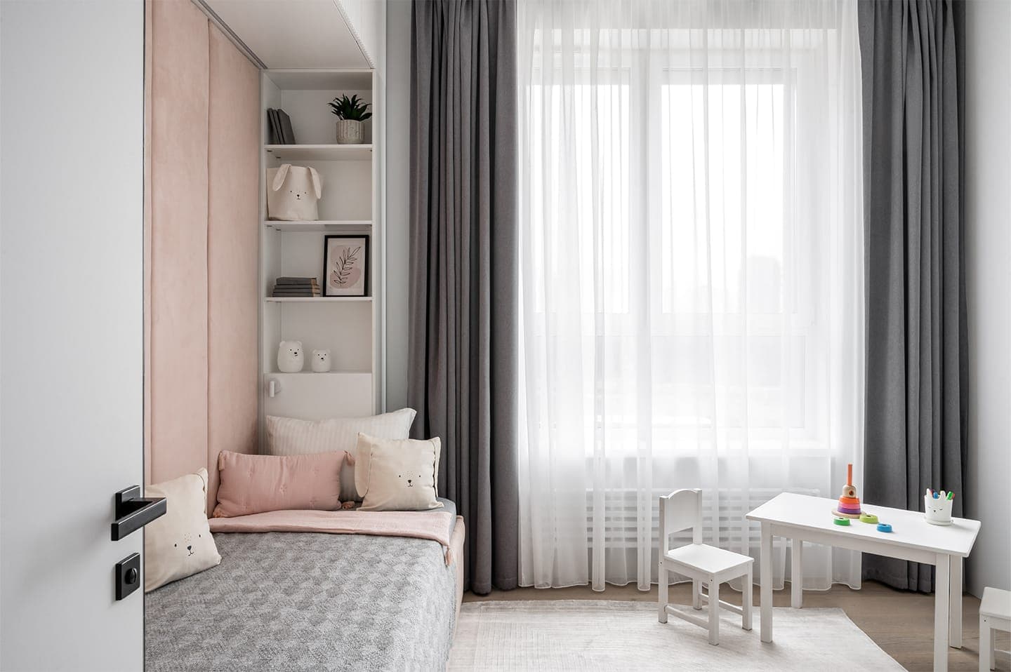 Серые, белые и пастельные оттенки в интерьере семейной квартиры – проект DKart Design Studio