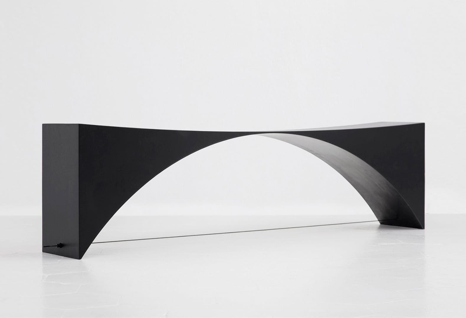 Гульельмо Полетти. Скамья Equilibrium. Galleria Rossana Orlandi, 2017. Фото: Giulia Piermartiri