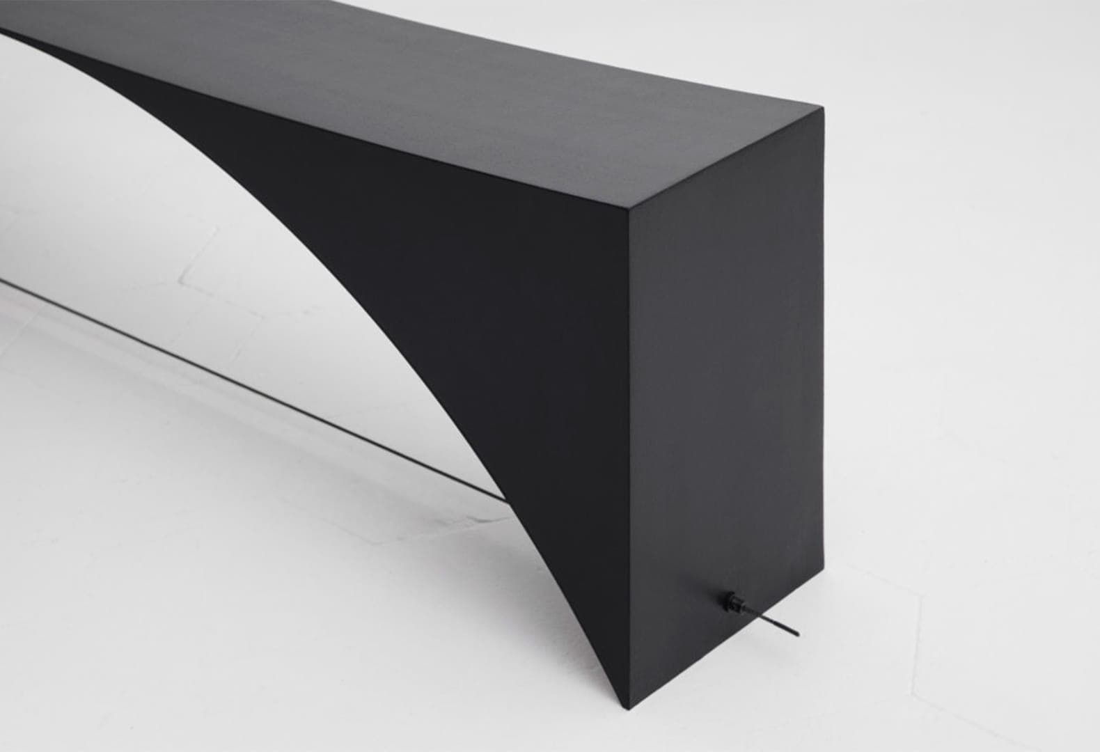 Гульельмо Полетти. Скамья Equilibrium. Galleria Rossana Orlandi, 2017.Фото: Giulia Piermartiri