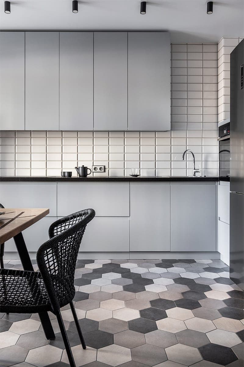 Монохромный интерьер с ломаными линиями и графичными деталями – проект Юлии Арутюнян