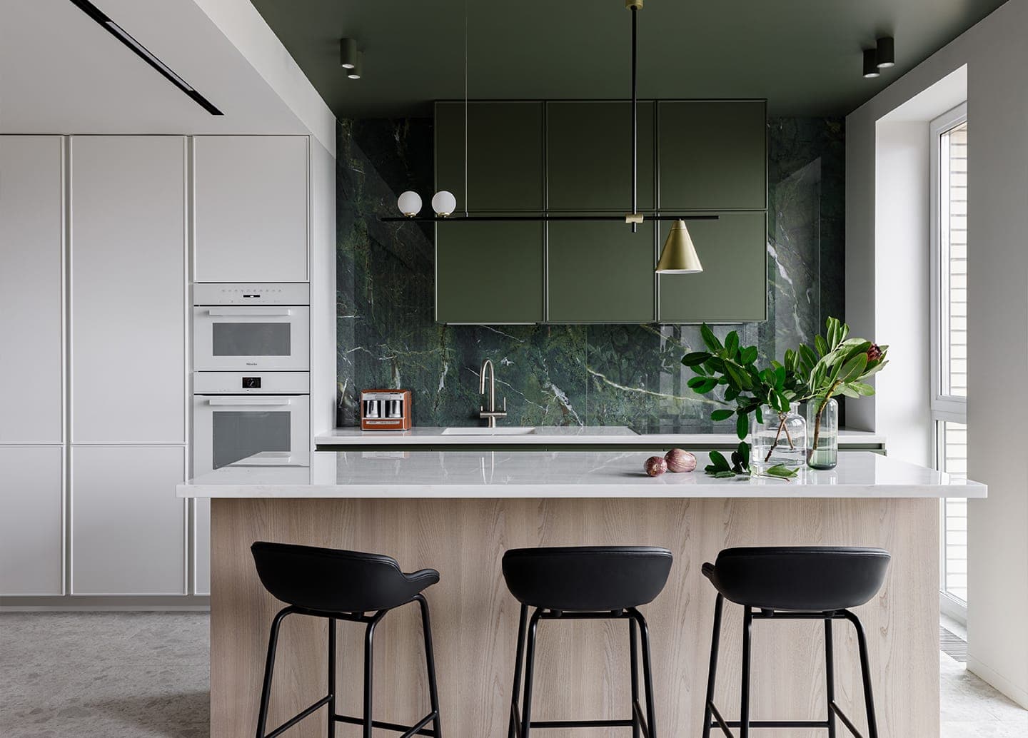 От изумрудного до оливкового: все оттенки зеленого в интерьере московской квартиры — проект студии дизайна BALCON
