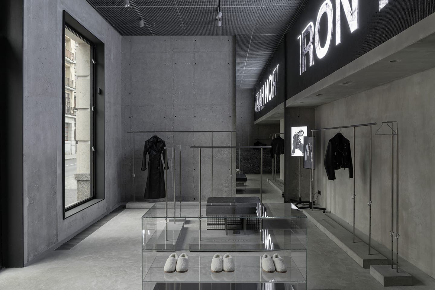 Авторские детали и технологичные арт-объекты в брутальном интерьере магазина одежды – проект бюро Gulyaev + Tsakharias