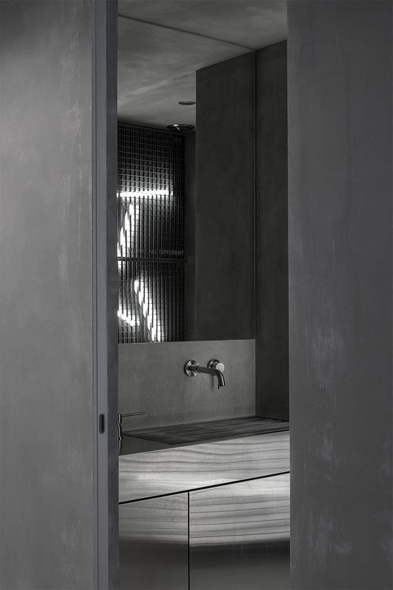 Авторские детали и технологичные арт-объекты в брутальном интерьере магазина одежды – проект бюро Gulyaev + Tsakharias