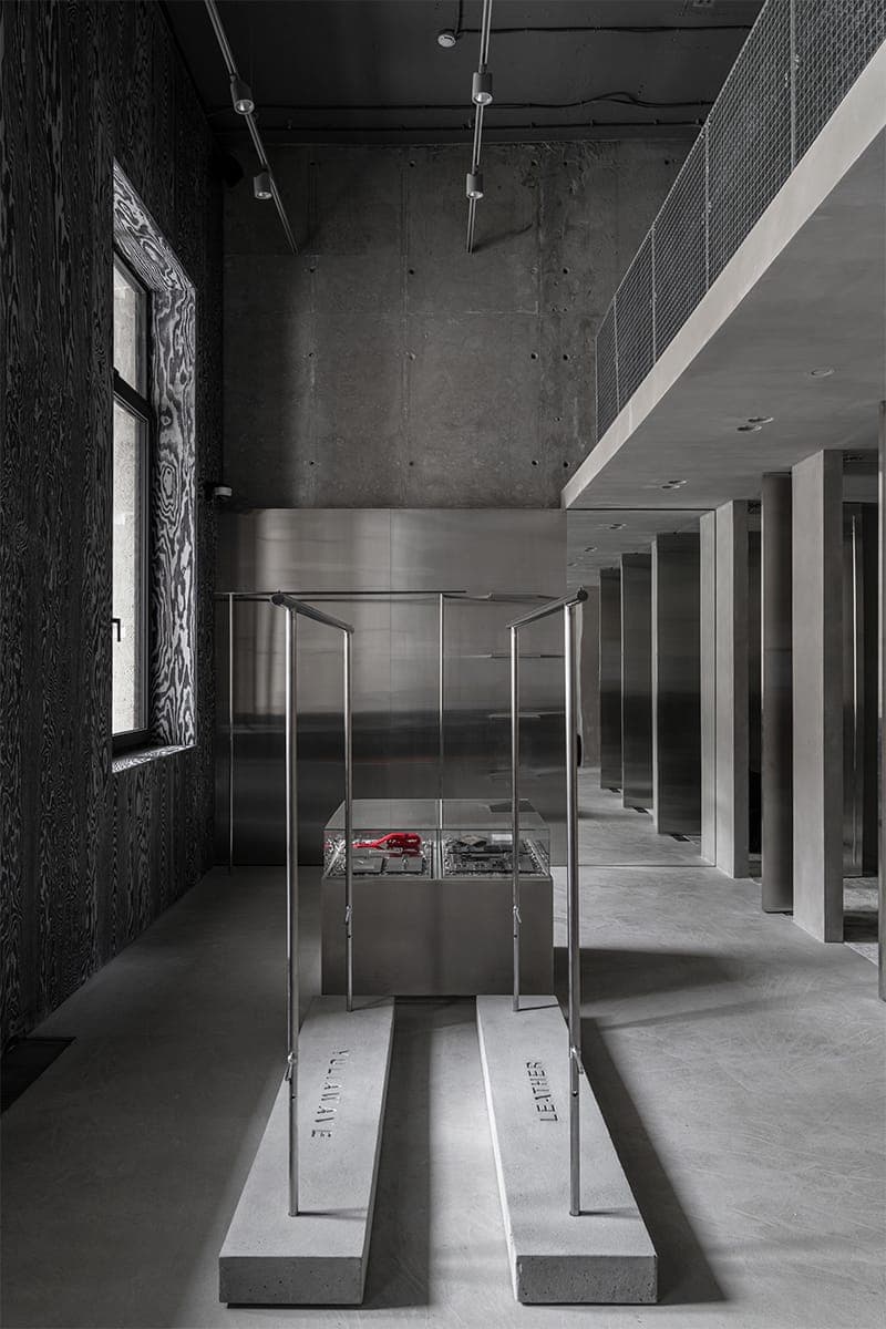 Авторские детали и технологичные арт-объекты в брутальном интерьере магазина одежды – проект бюро Gulyaev + Tsakharias