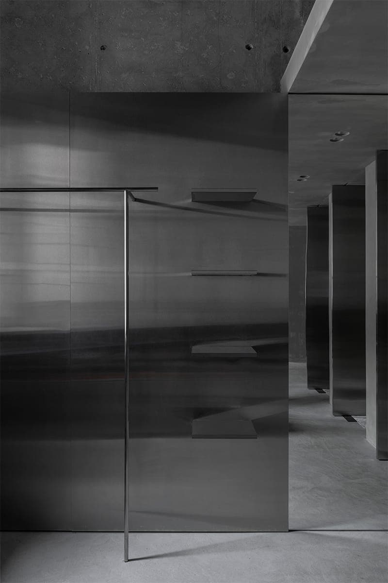 Авторские детали и технологичные арт-объекты в брутальном интерьере магазина одежды – проект бюро Gulyaev + Tsakharias