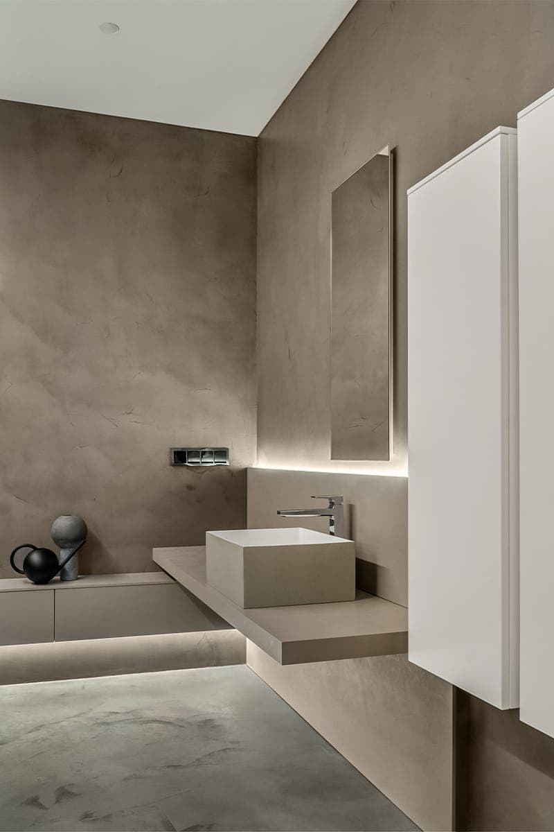 Лаконичный городской интерьер со скрытыми системами хранения – проект архитектурного бюро MT.A