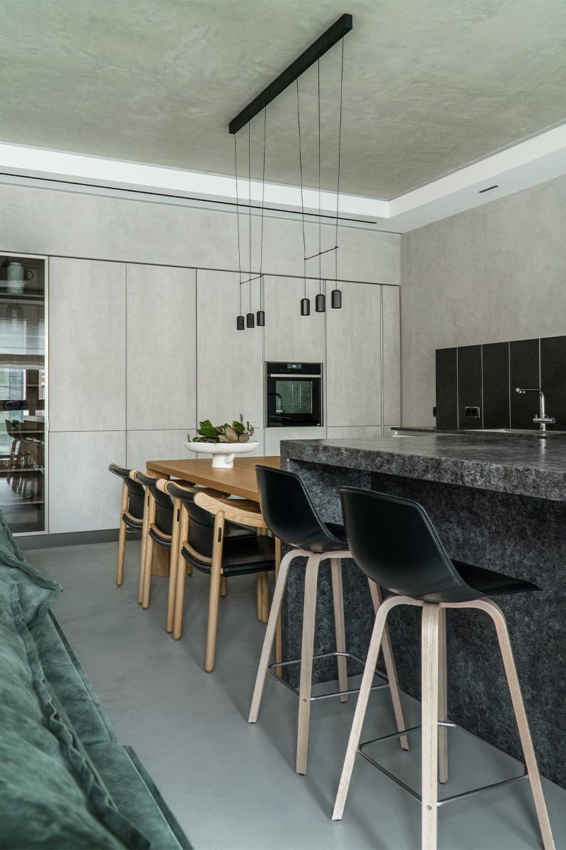 Лаконичный городской интерьер со скрытыми системами хранения – проект архитектурного бюро MT.A