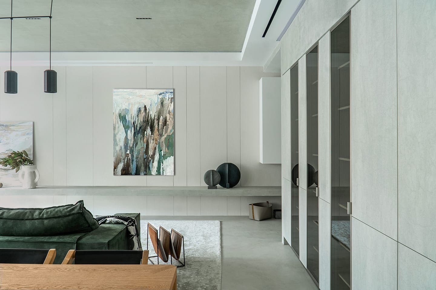 Лаконичный городской интерьер со скрытыми системами хранения – проект архитектурного бюро MT.A