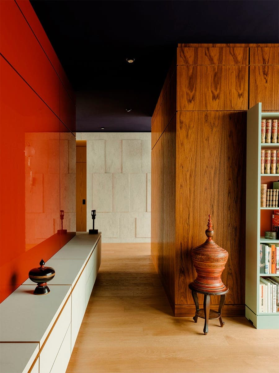 Красный, фиолетовый и зеленый: небанальные сочетания цветов в интерьере немецкой квартиры — проект Гисберта Пёпплера