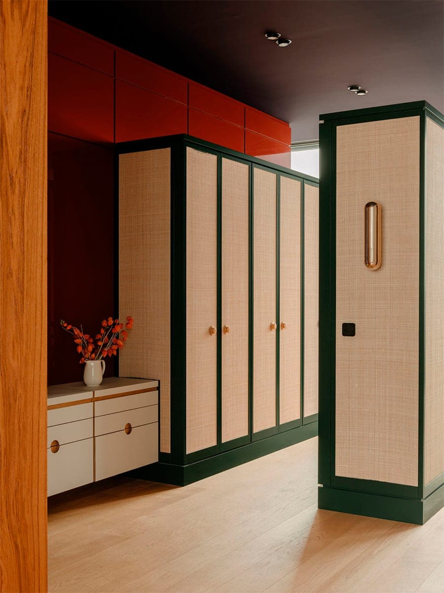 Красный, фиолетовый и зеленый: небанальные сочетания цветов в интерьере немецкой квартиры — проект Гисберта Пёпплера