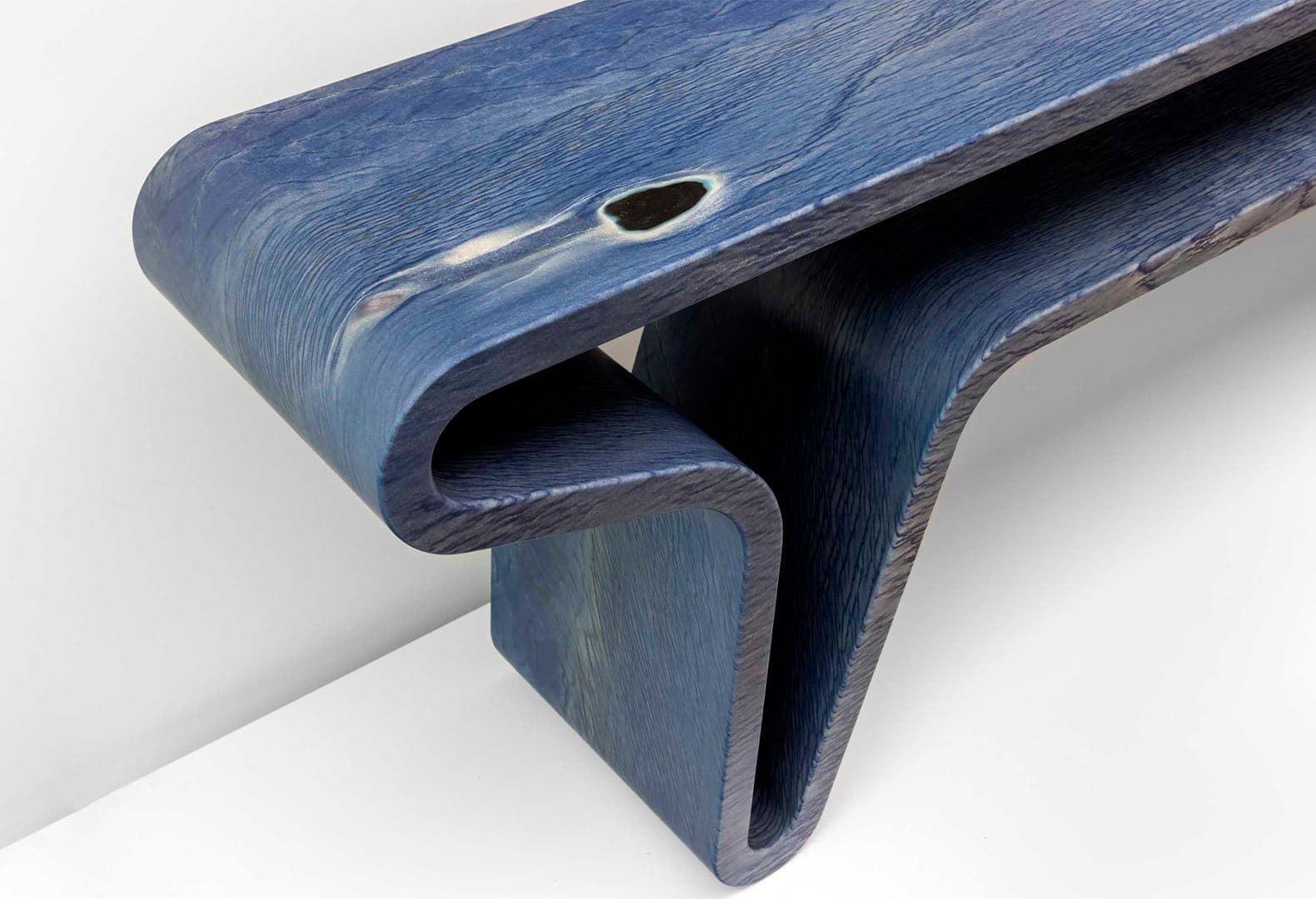 Extruded Ribbon Console. Фото: Paris Tavitian