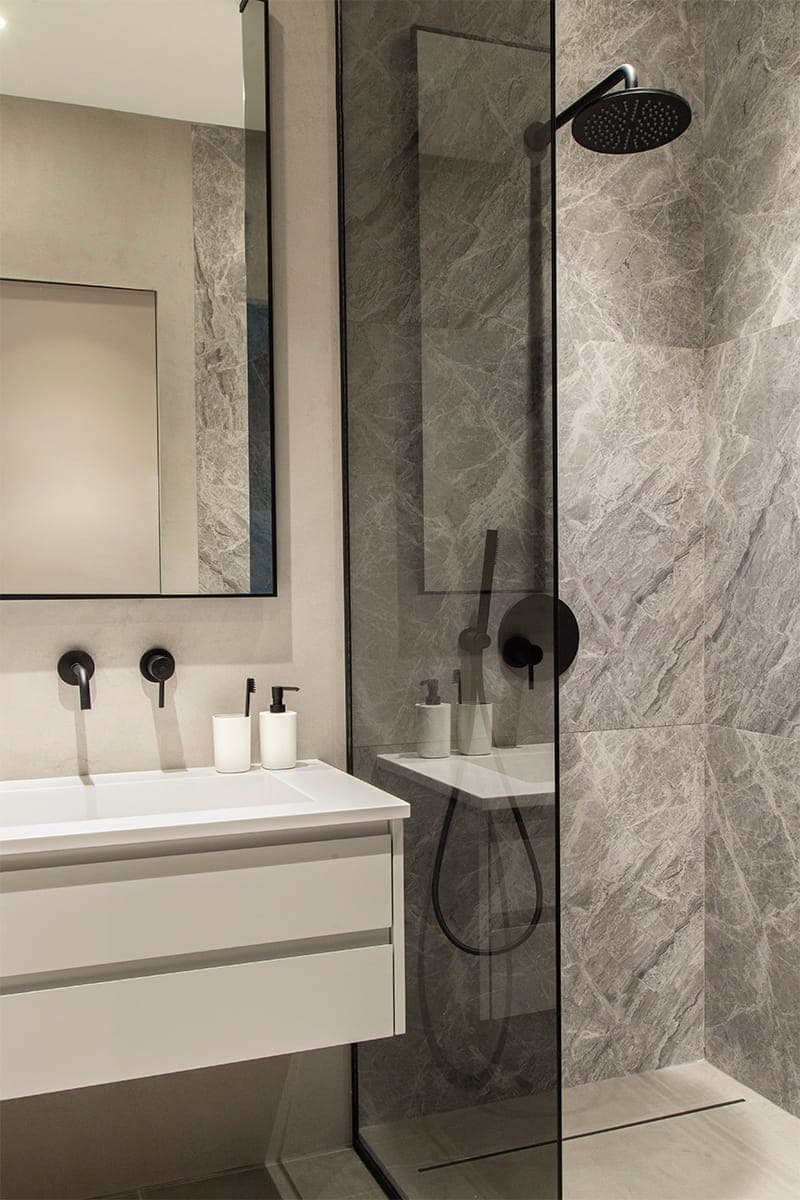 Графичный интерьер квартиры с небольшим кабинетом в гостиной — проект дизайн-бюро LINES