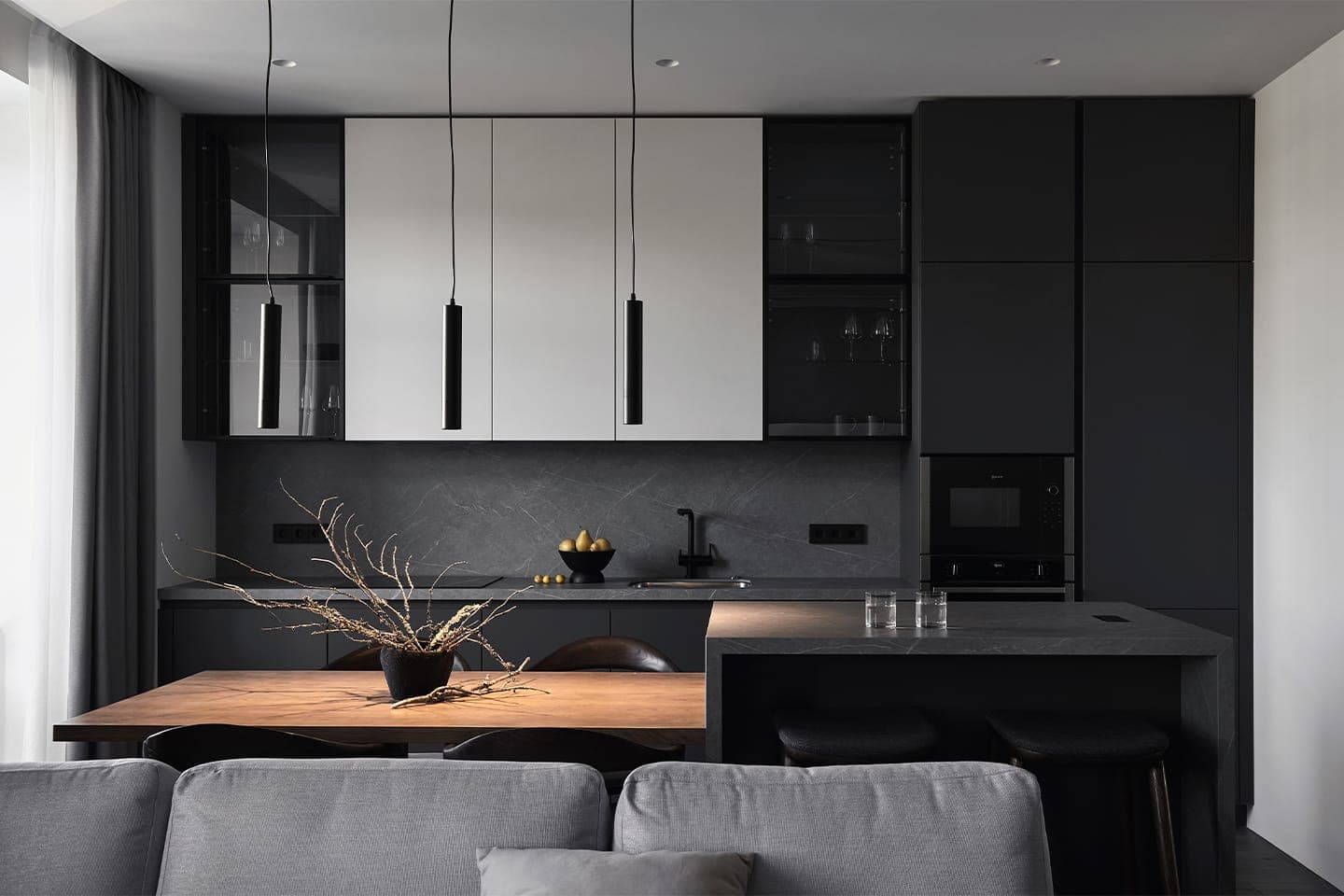 Графичный интерьер квартиры с небольшим кабинетом в гостиной — проект дизайн-бюро LINES