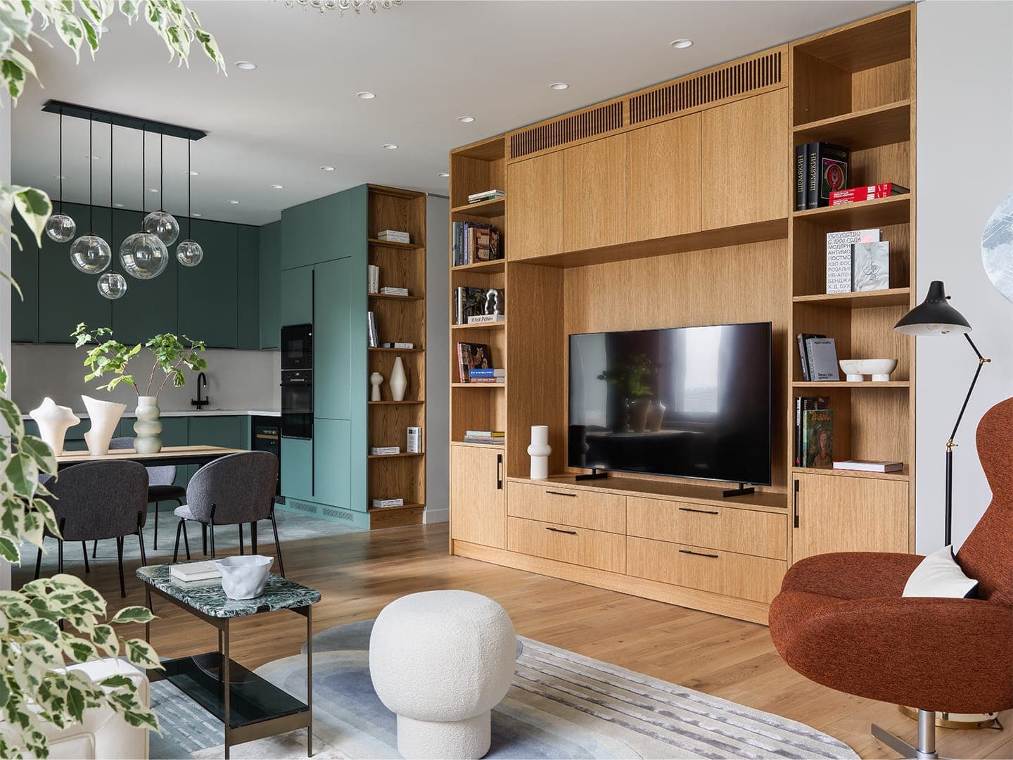 Сочный интерьер, вдохновленный красками летнего леса — проект архитектурного бюро Ксении Мезенцевой и дизайнера Юлии Красавцевой