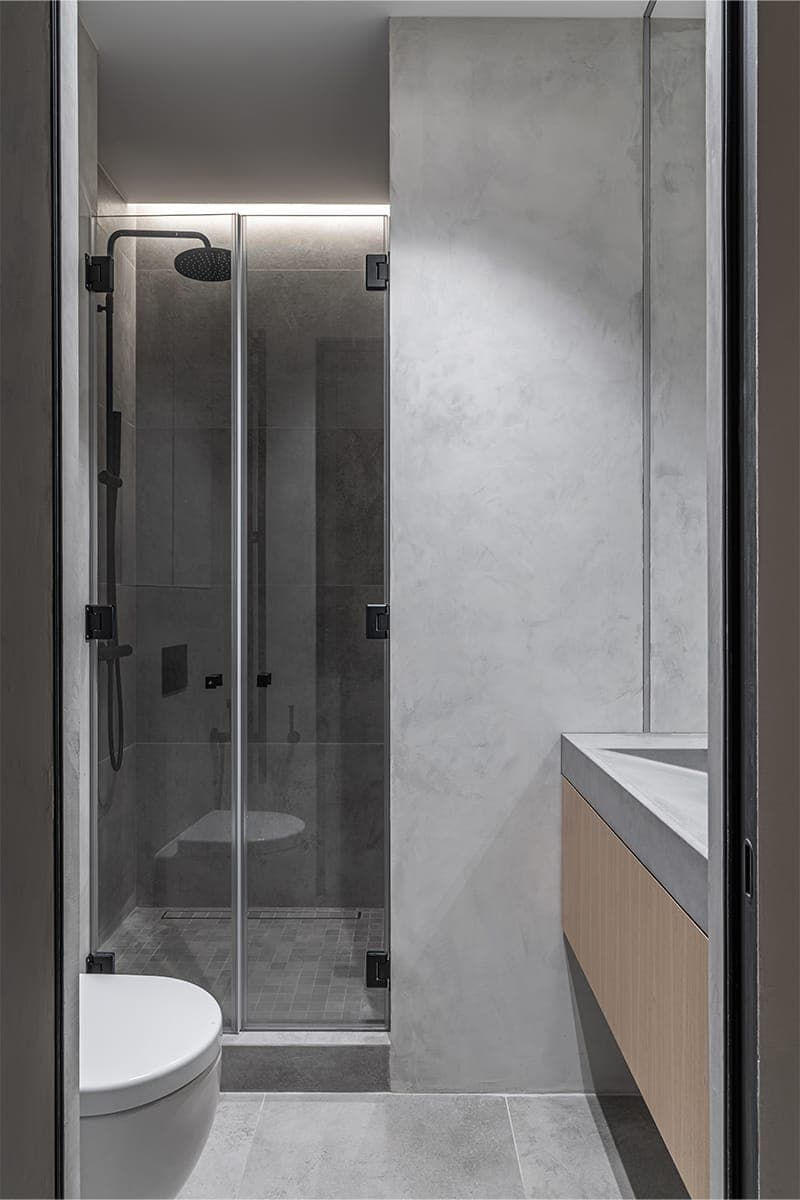 Строгий интерьер квартиры с ванной комнатой в стеклянном кубе — проект Светланы Мамаенко