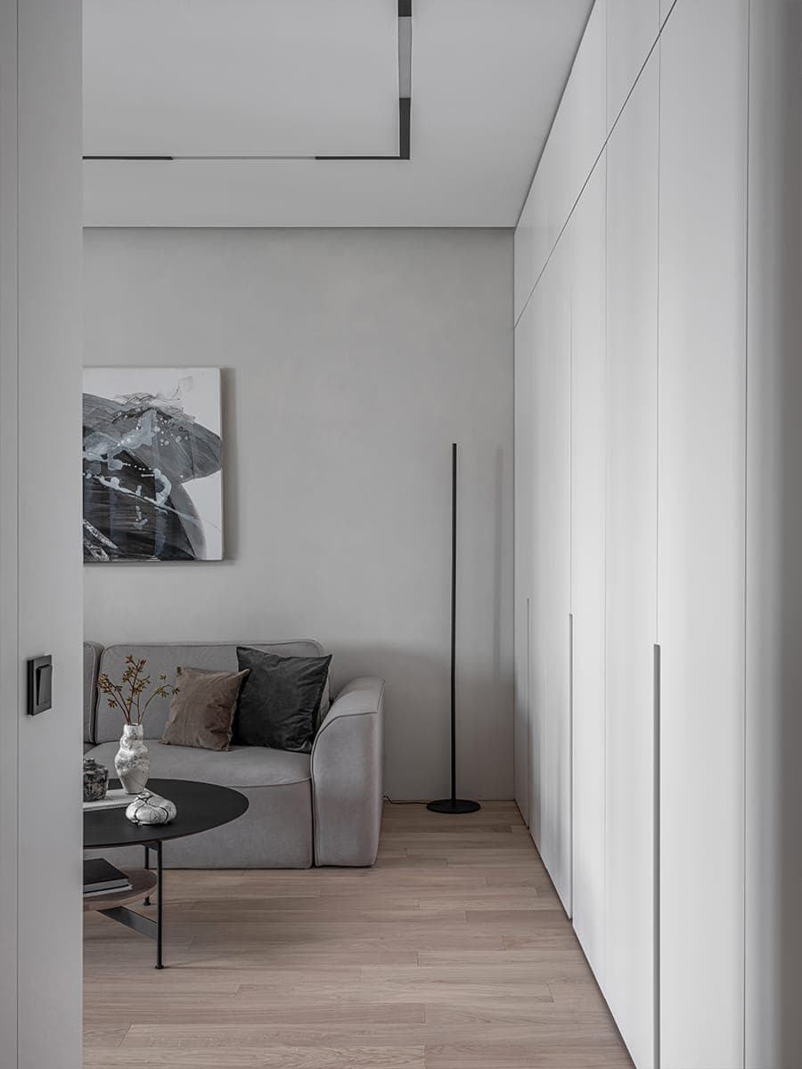 Строгий интерьер квартиры с ванной комнатой в стеклянном кубе — проект Светланы Мамаенко