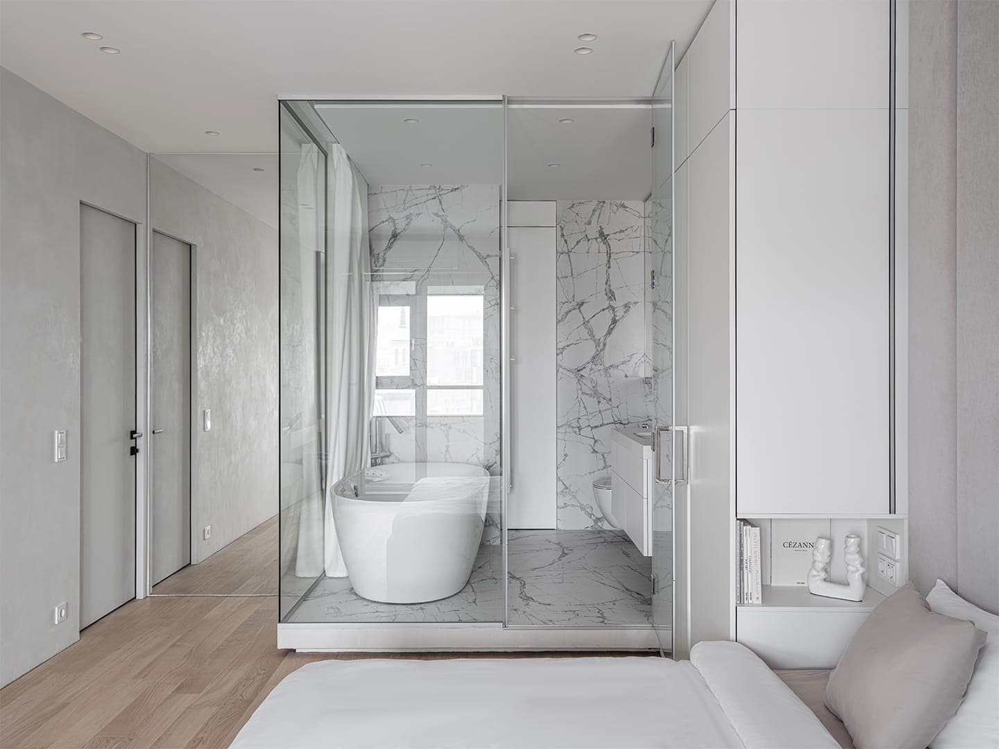Строгий интерьер квартиры с ванной комнатой в стеклянном кубе — проект Светланы Мамаенко