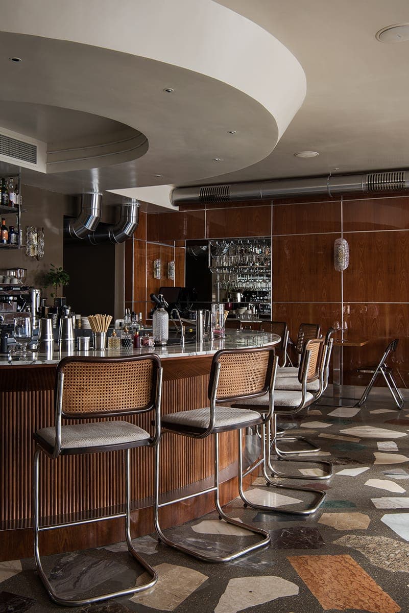 Глянцевые фактуры, хромированные детали и землистая палитра в интерьере петербургского бистро – проект PAUM Design