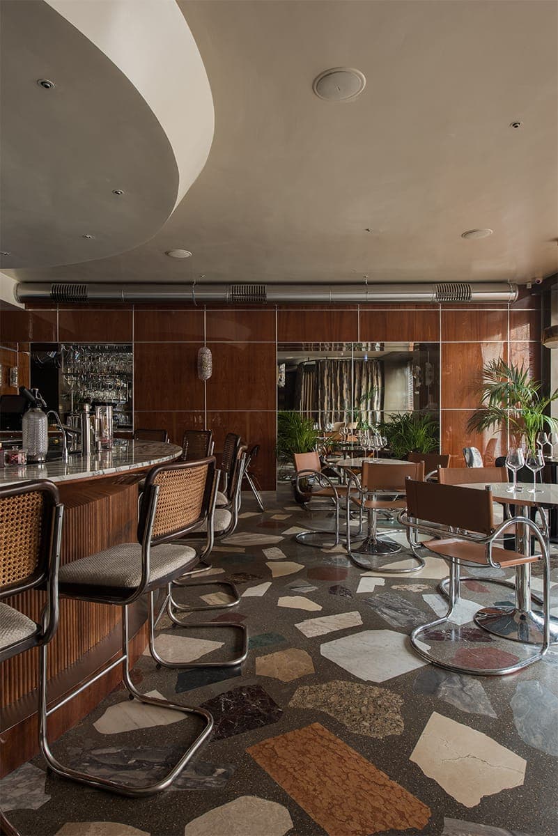 Глянцевые фактуры, хромированные детали и землистая палитра в интерьере петербургского бистро – проект PAUM Design