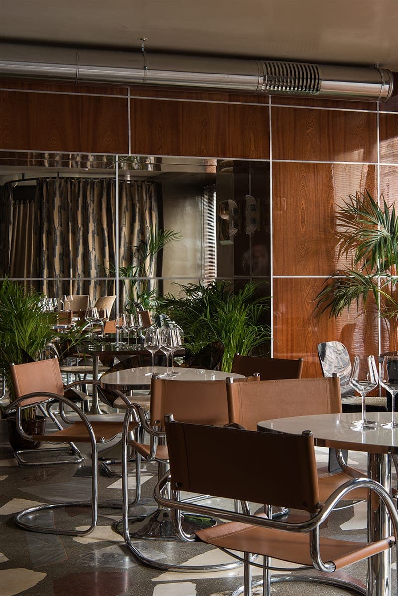 Глянцевые фактуры, хромированные детали и землистая палитра в интерьере петербургского бистро – проект PAUM Design