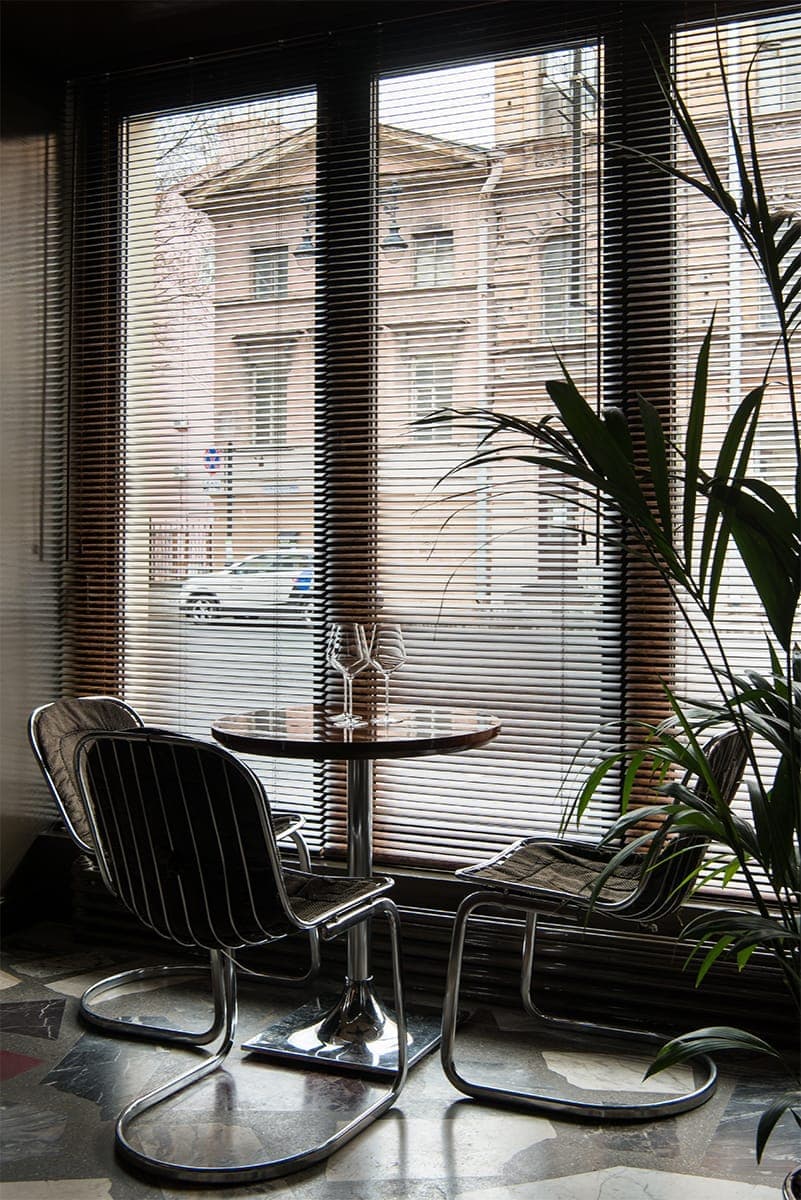 Глянцевые фактуры, хромированные детали и землистая палитра в интерьере петербургского бистро – проект PAUM Design