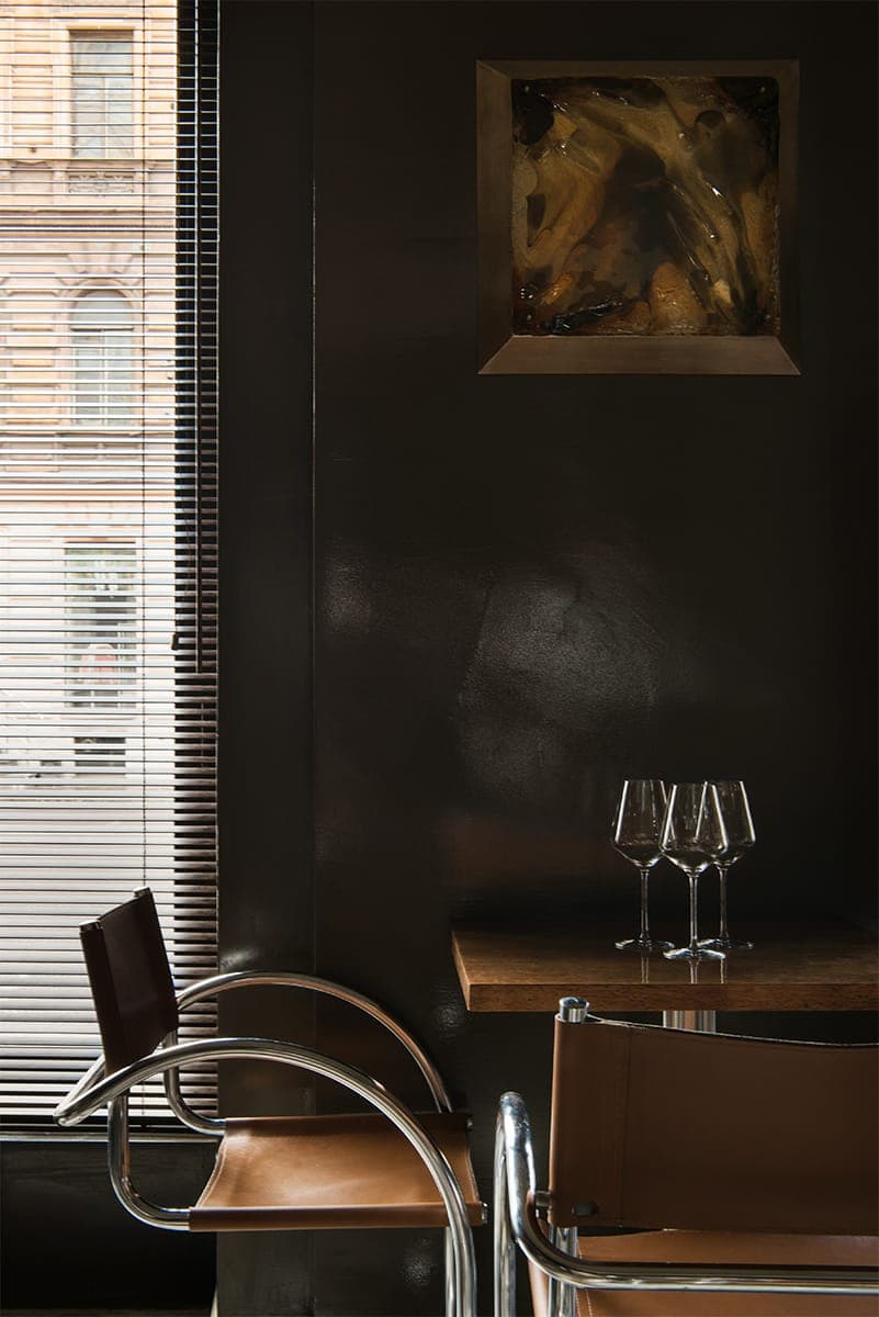 Глянцевые фактуры, хромированные детали и землистая палитра в интерьере петербургского бистро – проект PAUM Design