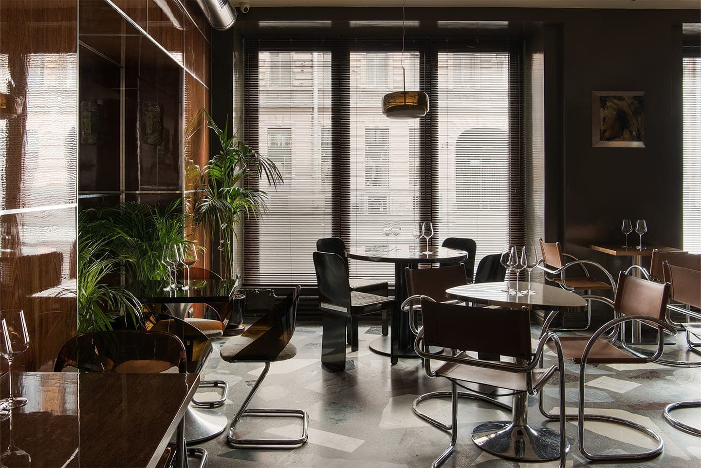 Глянцевые фактуры, хромированные детали и землистая палитра в интерьере петербургского бистро – проект PAUM Design