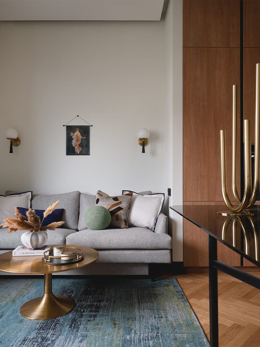 Интерьер квартиры с красочными спальнями и латунными деталями — проект студии I+E Spaces