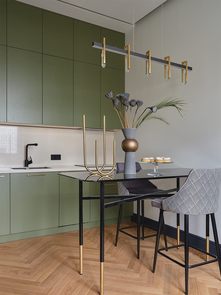 Интерьер квартиры с красочными спальнями и латунными деталями — проект студии I+E Spaces