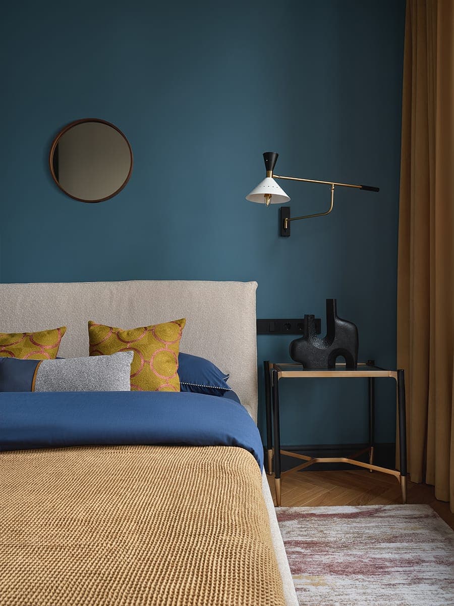 Интерьер квартиры с красочными спальнями и латунными деталями — проект студии I+E Spaces