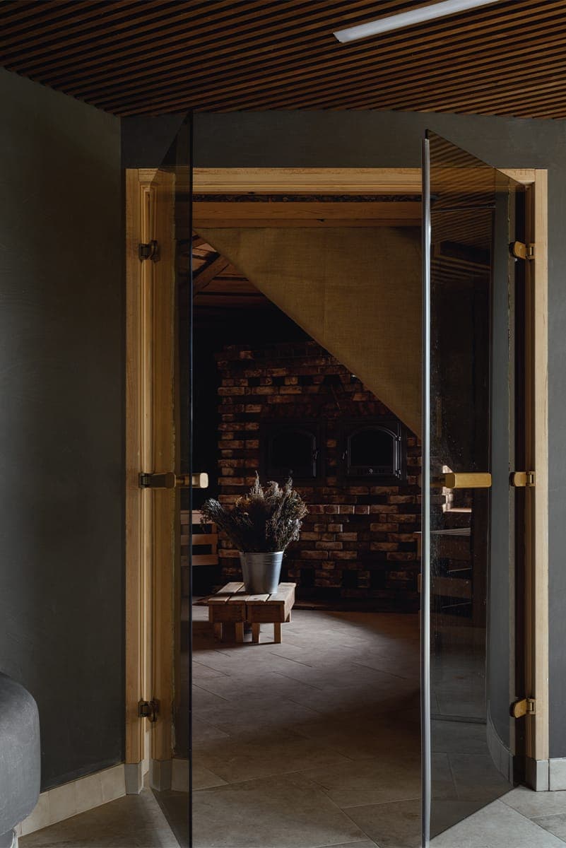 Природные оттенки и этнический декор в интерьере банного комплекса — проект Дмитрия Симонова